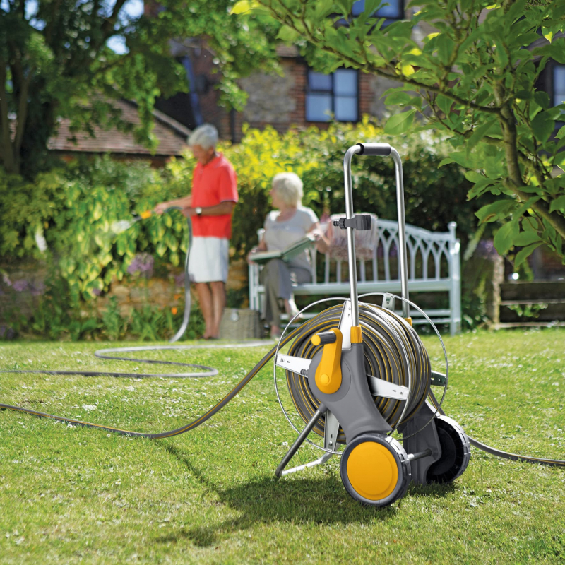 Chariot à Tuyaux Pour Arroser Les Plantes Ou Le Jardin. Matériel