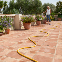 PACK - Ensemble raccords + tuyau d'arrosage extensible de 7,5m SUPERHOZE + Porte tuyau d’arrosage mural - HOZELOCK